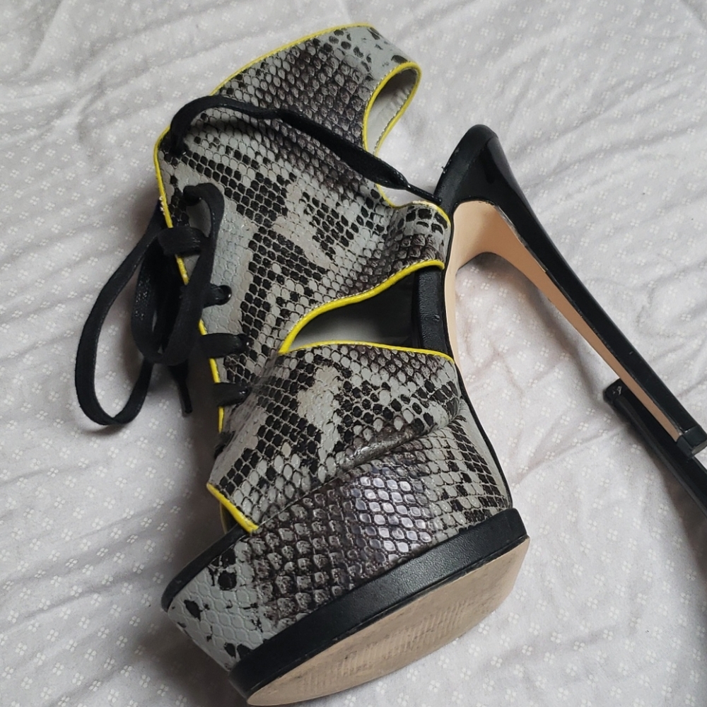 Shoe - Picture 2 of 4